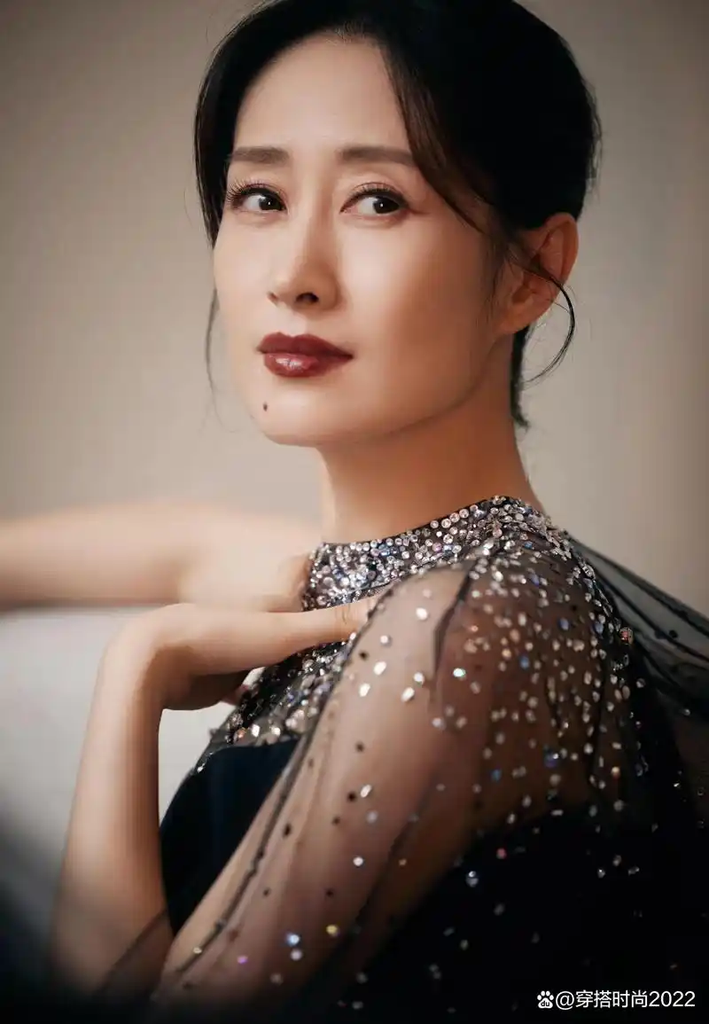 靠演技站稳脚步,刘敏涛亮钻披肩礼服亮相,端庄大气