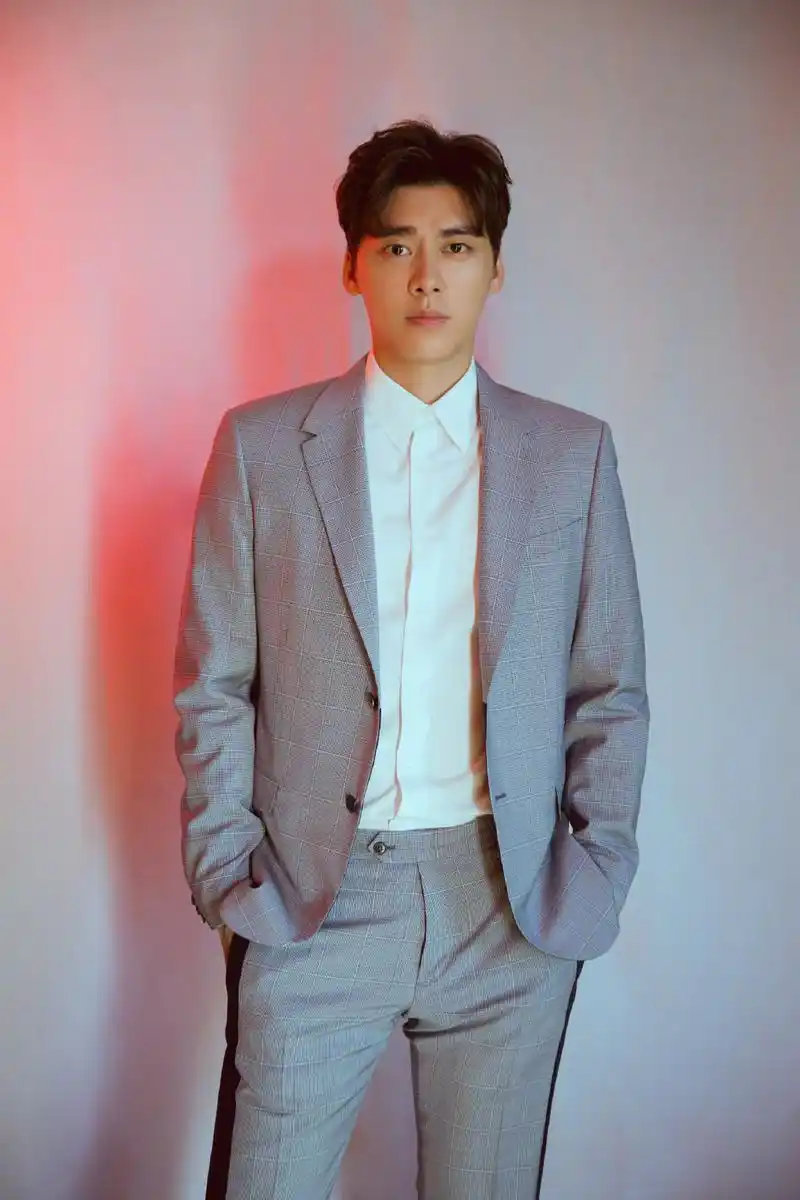 [李易峰][新闻]190124 网曝李易峰朱一龙现身春晚彩排 两人合唱篮球相