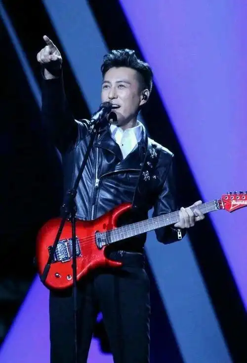 原创靳东皮衣摇滚帅气十足比西装革履年轻20岁迷妹直呼被撩到了