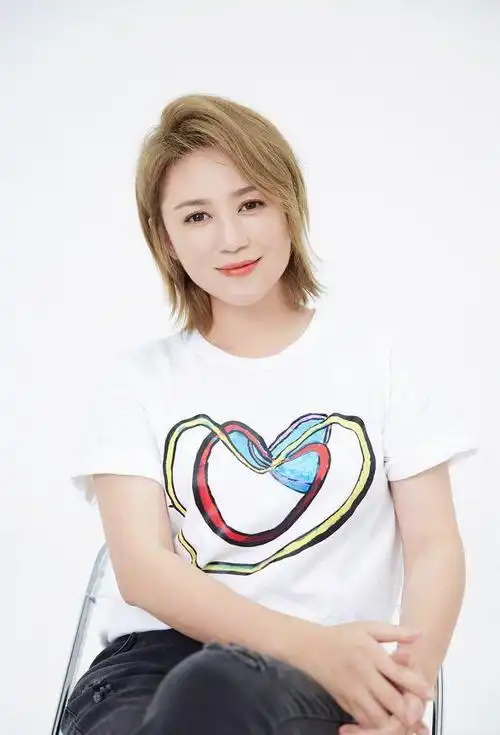 马丽现状有网红感怼脸自拍手挡发际线但下巴有点出戏