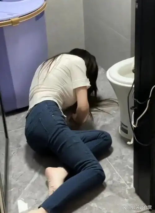 女子醉后执意不眠,整晚在表弟家闹腾,醉酒警示,女性宜少饮