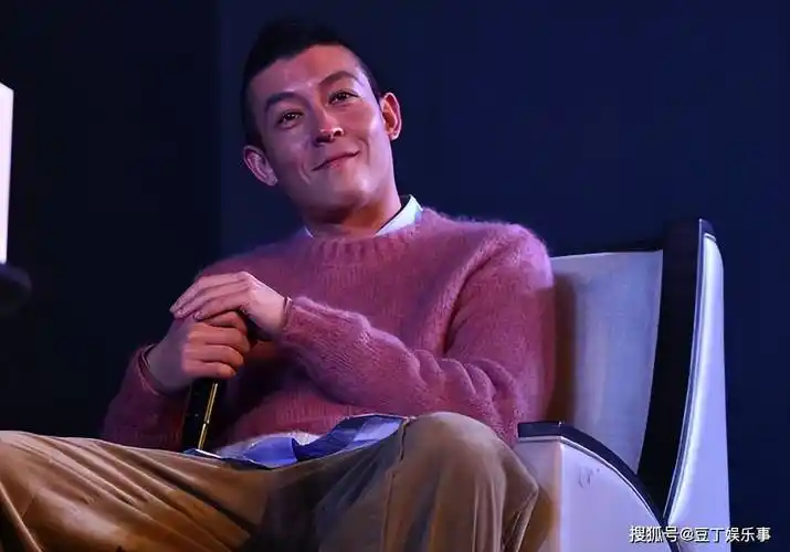 因修电脑1400张照片曝光,导致15位女星受牵连,年轻帅气的陈冠希有多吃