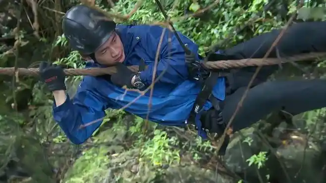 白敬亭爬绳横渡瀑布,不料被倒吊在半空中,心有不甘丨跟贝尔冒险-影视