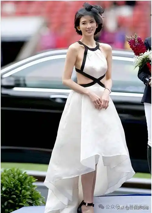 美女林志玲豁出去了?真空就敢穿肚兜露背连衣裙,真怕细带兜不住
