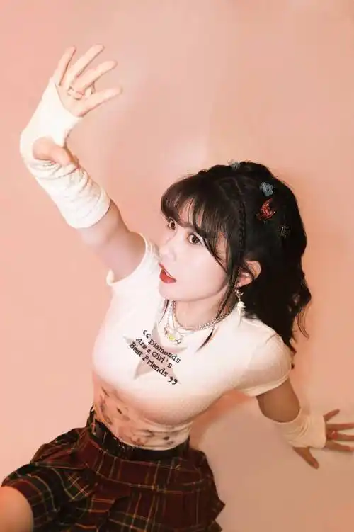 赖美云《哔哩哔哩向前冲》造型写真 白t搭配黑色半裙青春元气_写真