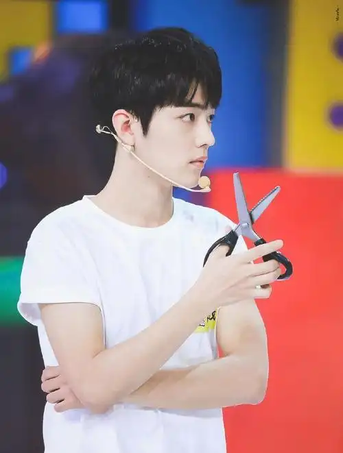 肖战手机出问题后,发的旧照片,你们来猜猜这是哪一天?