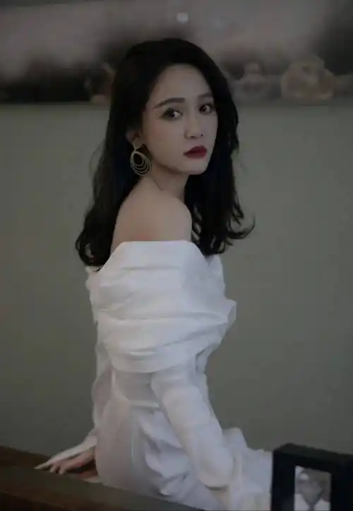 女星陈乔恩写真:典雅魅力,女王风范