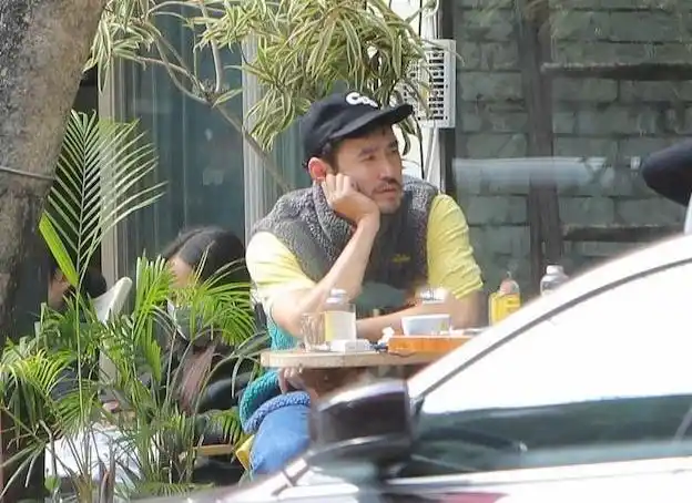 一度传出绯闻,直至两年后张钧甯被曝与大7岁的黄凯伟相恋,两人绯闻才