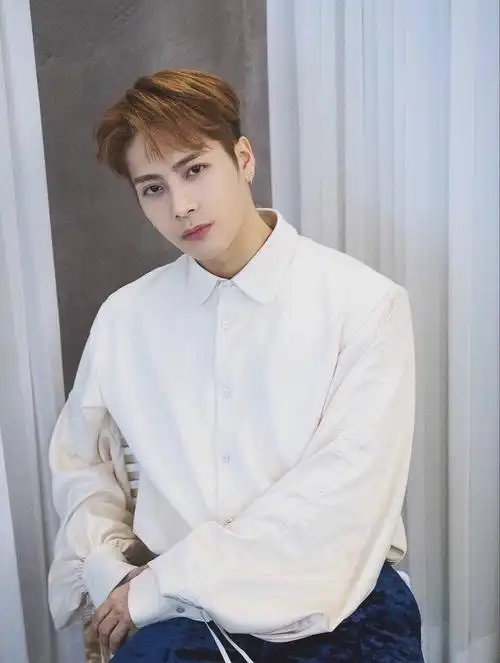 【图楼】白衬衫的王嘉尔