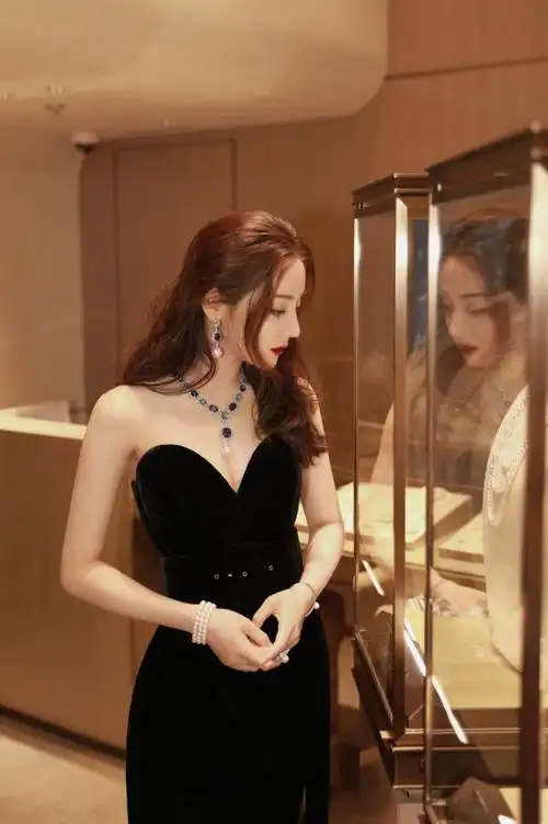 迪丽热巴成为新一代红毯女王穿玫瑰纱裙配皇冠惊艳全场