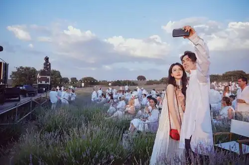 戚薇李承铉最新照片流出!一处小细节看出她真的爱他!__财经头条