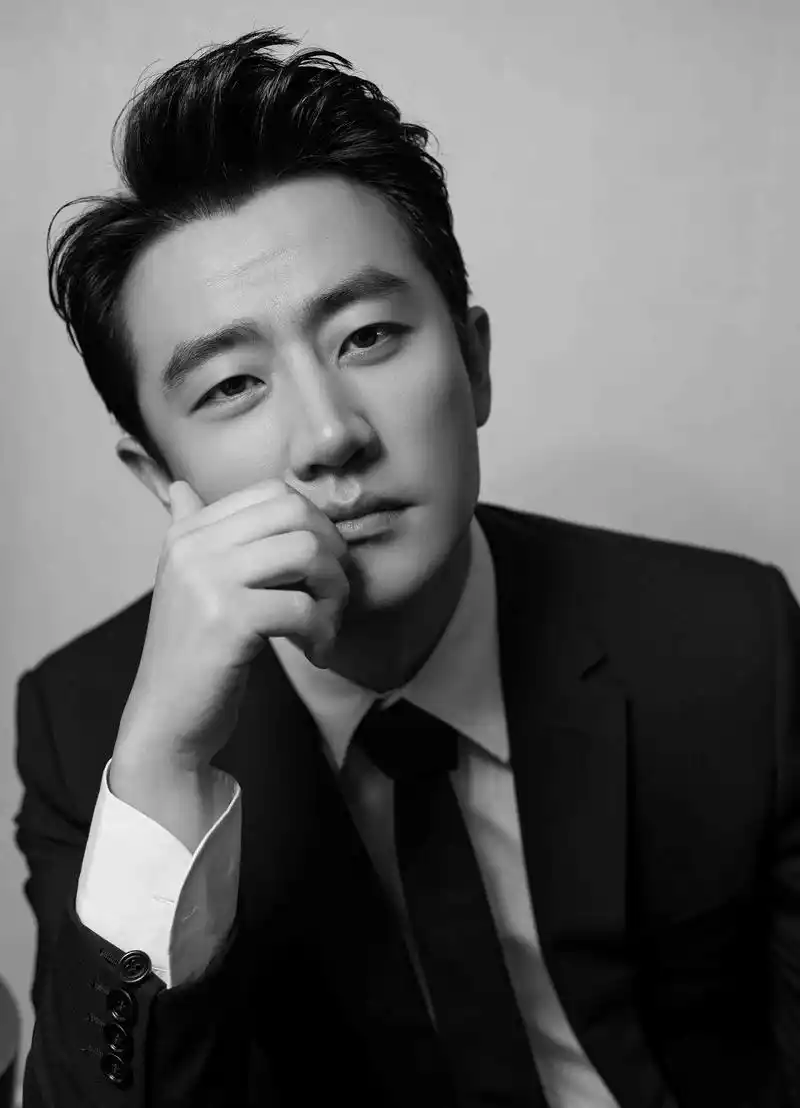 黄轩的成长经历 黄轩的童年充满阴霾,父亲常年外出工作,夫妻之间的