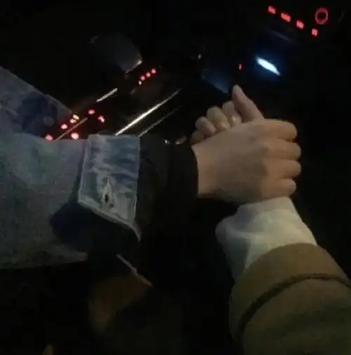 情侣牵手图背景图ins