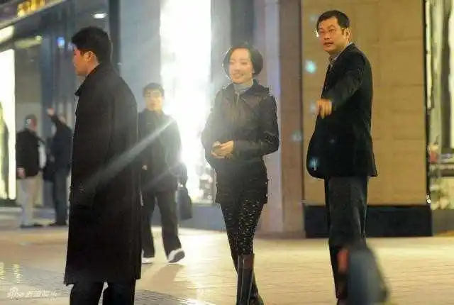 鲁豫在美国混不下去了,然后继续回国发展,早吃今日,何必当初呢?