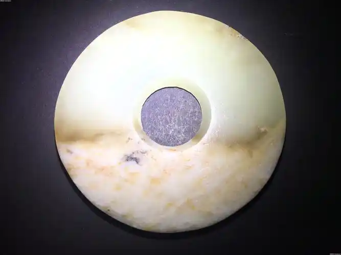 齐家文化白玉璧