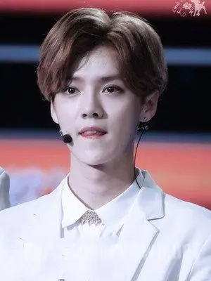 图中的发型叫中分,需要烫发 追问 烫发好多种,这种是什么烫?