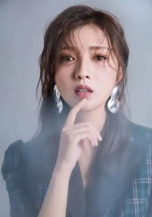 女演员傅晶  她再次回归影视剧时也是静悄悄的