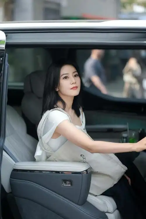 高圆圆骑自行车带火了一种新穿法衬衫超短裤时髦洋气又减龄