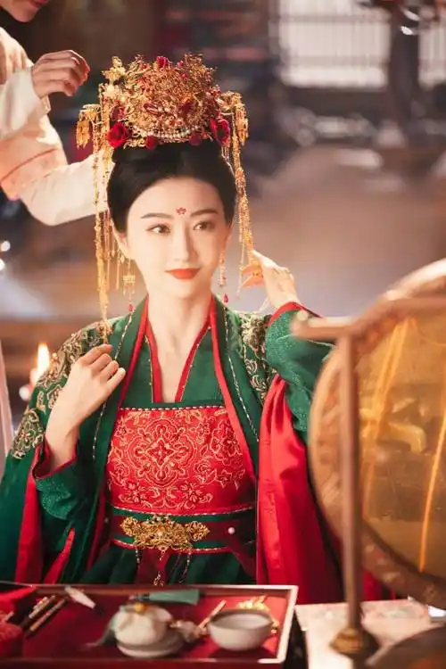 景甜古装婚服造型明艳动人 凤冠霞帔华丽大气_婚礼_传统_文化