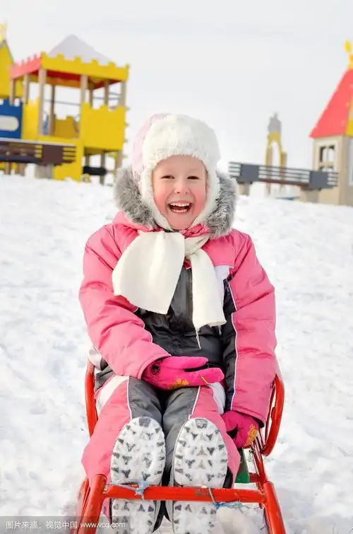 漂亮的小女孩在雪地里玩雪橇