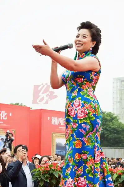 张也献唱湖南首届家具博览会