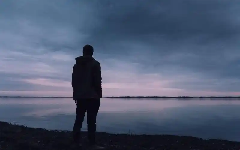 夜晚伤感男人的背影