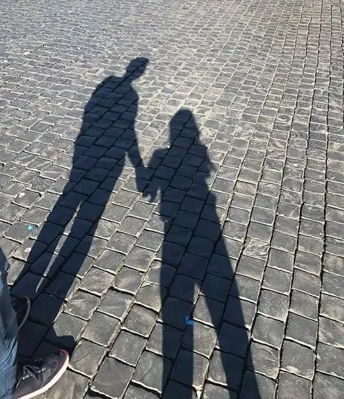 6年感情依然甜蜜!郑秀妍男友晒两人牵手合照