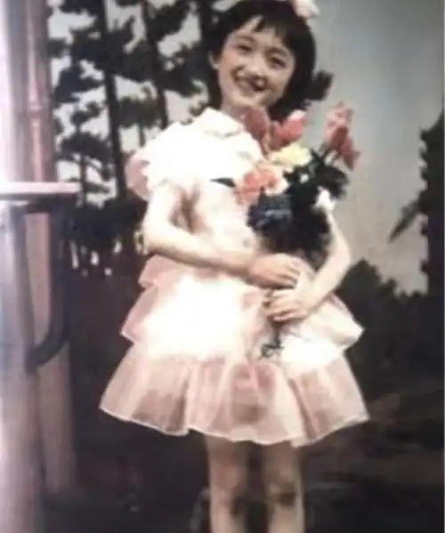 小时候的杨钰莹长得跟她妈妈一样漂亮,而且她唱歌还特别好听,真是个既