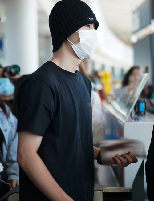 因为巴黎时装周,王一博靠他的养蜂人妆造已经在热搜上挂了一天了,除了