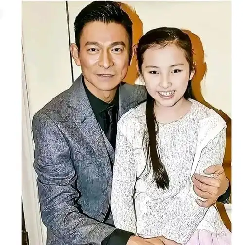 看刘德华与女儿的近照,这宝贝脸相端庄秀丽,美人一个有福相!