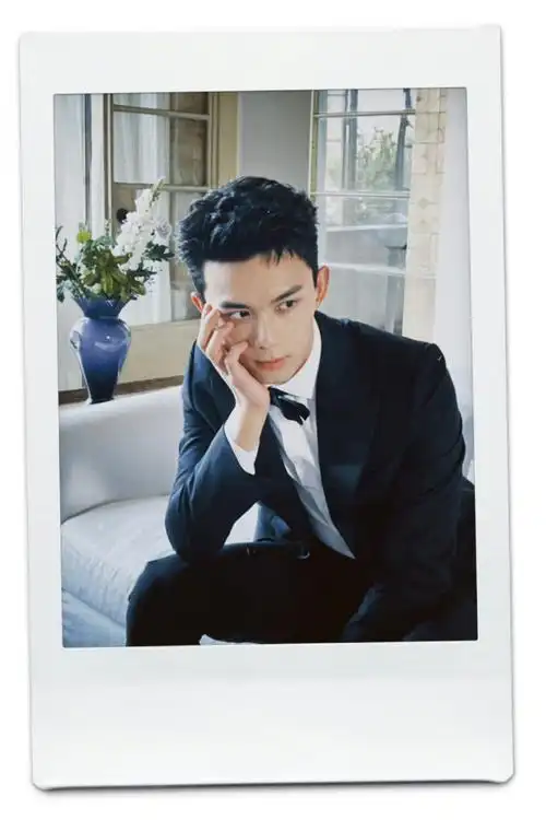 吴磊皮衣西装拍立得