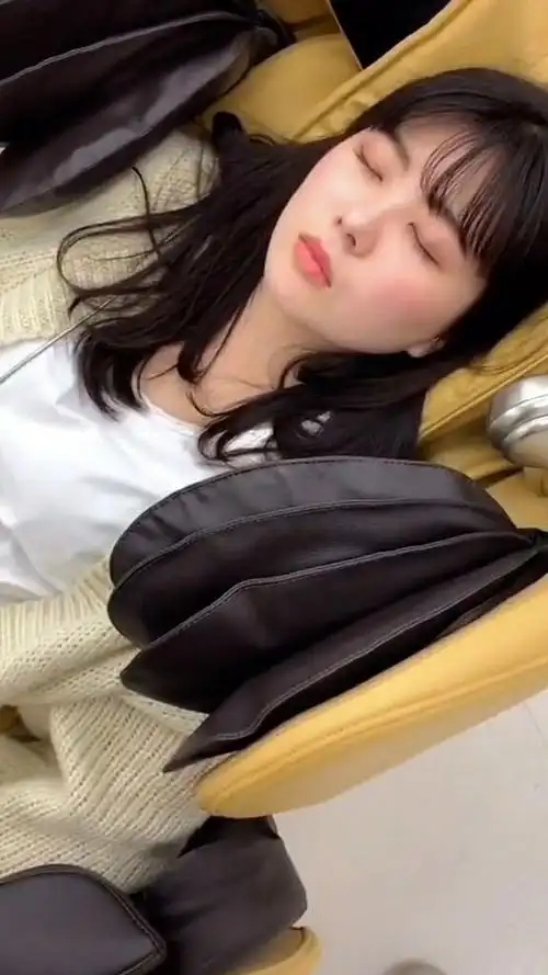 这个日本小姐姐真是太困了,居然在按摩机上睡着了