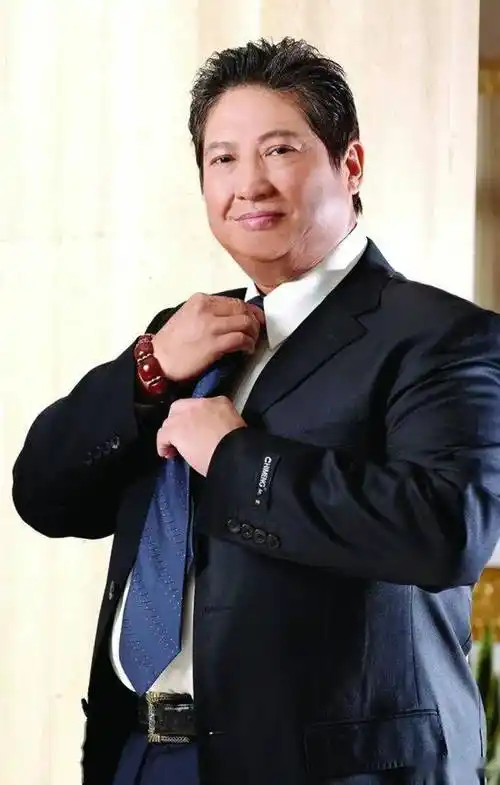 74岁洪金宝瘦到脱相!