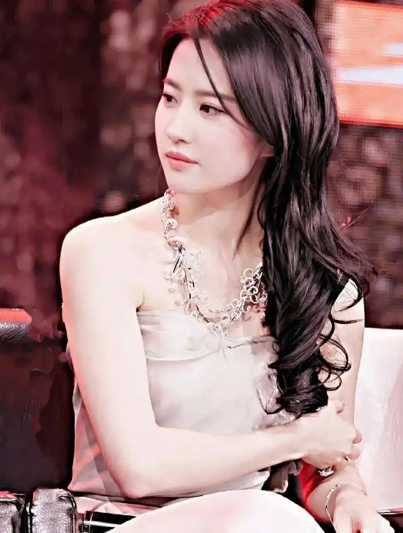 刘亦菲在听到邹兆龙说起一件事后,情不自禁的哭了  在北京举行的四大