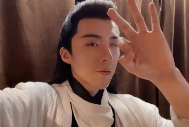 刘宇宁片场抽烟被拍,吸烟抖腿大佬范十足,曾自曝为了嗓子已戒烟_明星