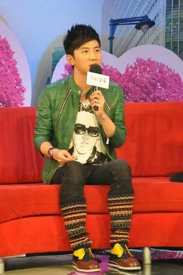 大左力挺刘诗诗敬业 心疼"女友"太操劳(组图)