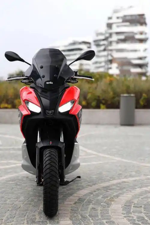 阿普利亚srgt125200户外特写