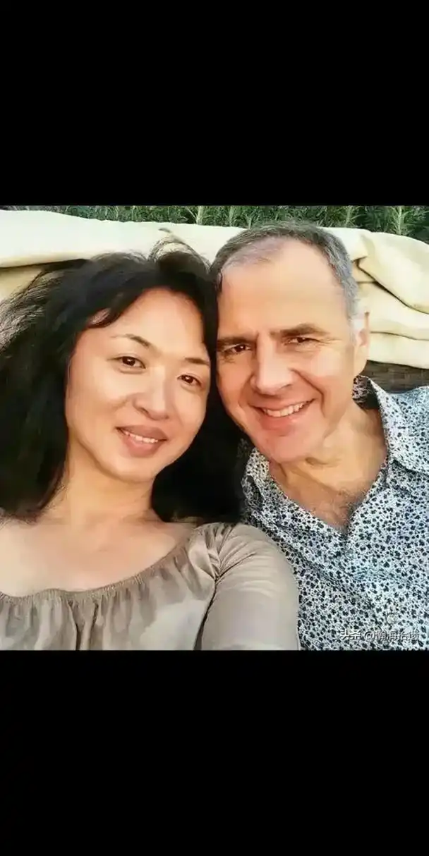 有一次,记者问金星:"你做完变性手术后,和女人一起洗澡时,会不会起