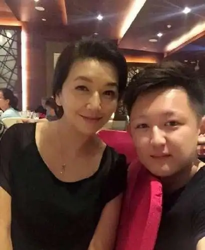 50岁江珊全家近照离异后至今单身19岁女儿像极了母亲