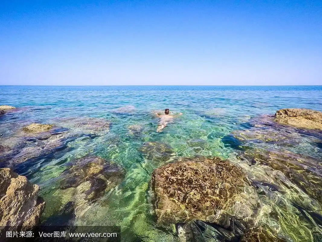 青少年在海里游泳——夏天的时候