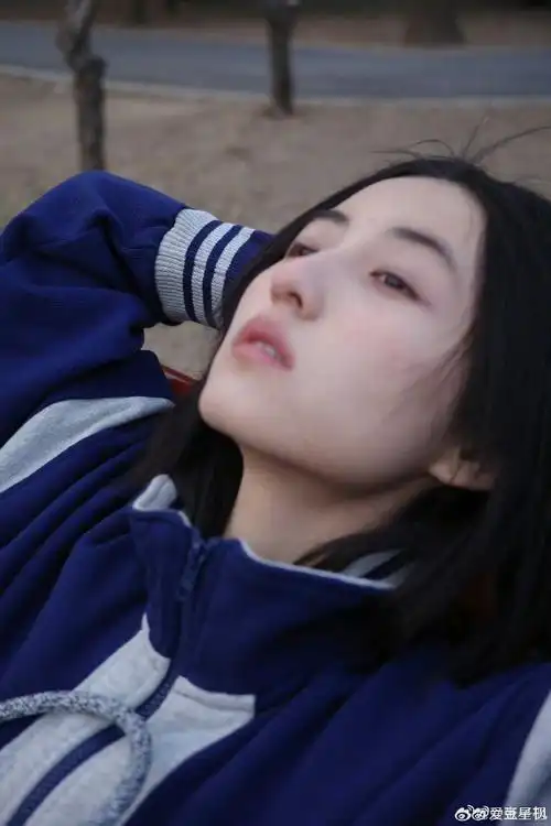 张子枫公园随拍##张子枫素颜清冷感