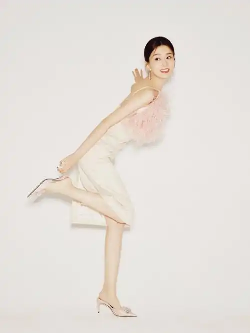 乔欣穿粉色羽毛裙手拎高跟鞋 娇俏可人