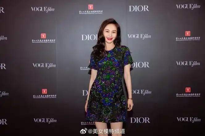 王子文卷发红唇热烈迷人