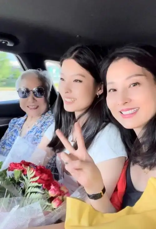 7月12日,老戏骨孙思瀚的妻子刘茜在视频中分享了一家四口在美国团聚的