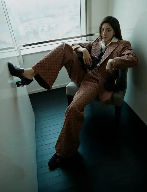 宋妍霏粉棕色西服时尚性感写真