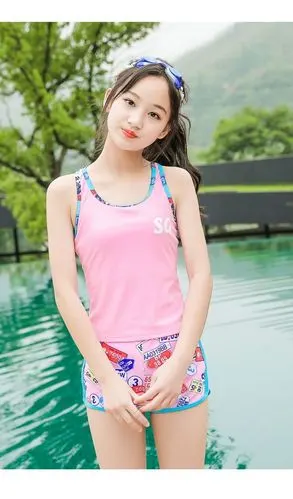 模特四角泳衣女