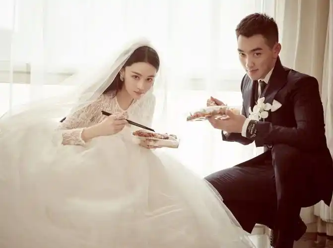 两人结婚照中,其丈夫高大帅气的模样曾引得不少网友赞叹不已.