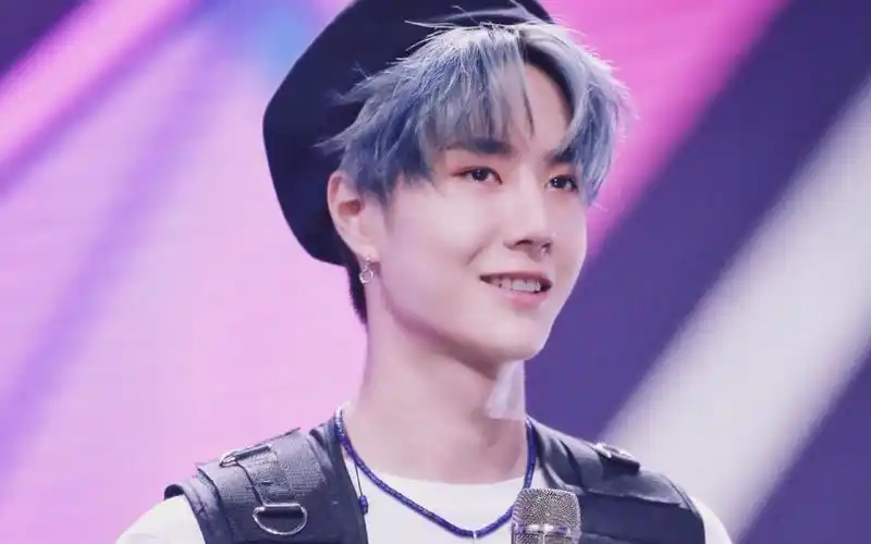 路人镜头下的王一博,一身正气,摘口罩都那么帅气!