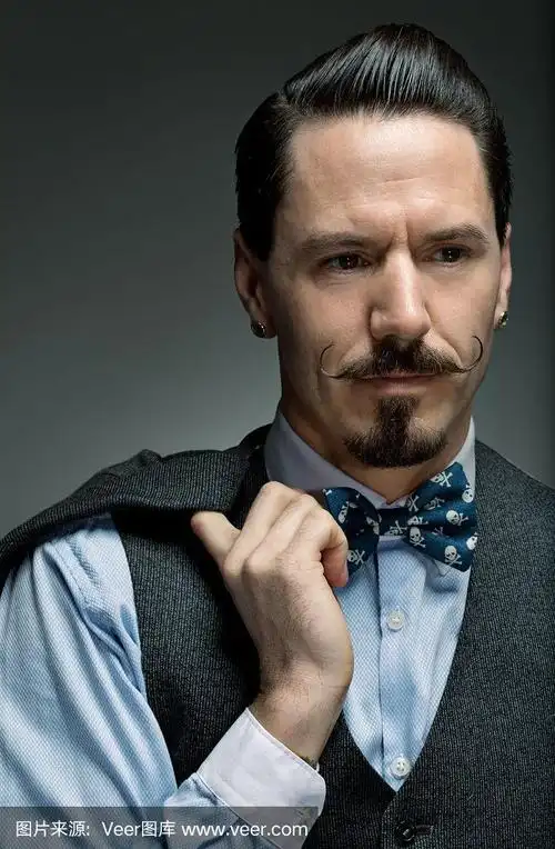 蓄着八字胡的经典男士,穿着西装外套