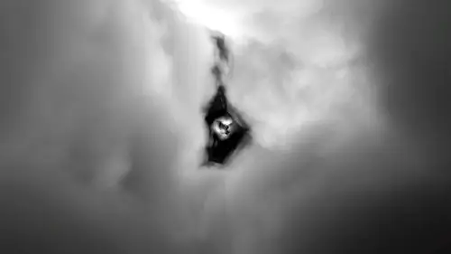 黑白意境穿梭云雾